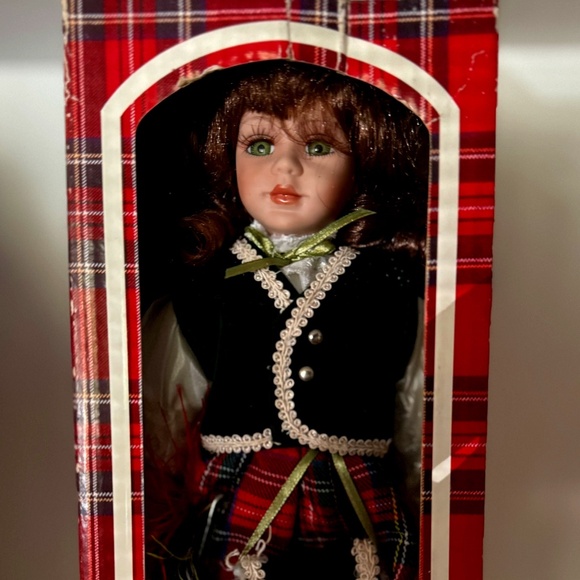 VINTAGE LEONARDO COLLECTION PORCELAIN DOLL - Picture 1 of 4